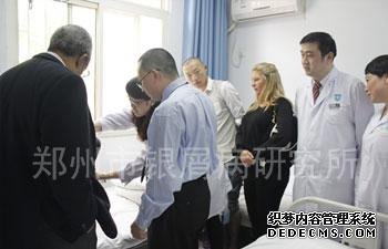 医院专家们陪同外国专家参观医院，并询问临床患者治疗情况